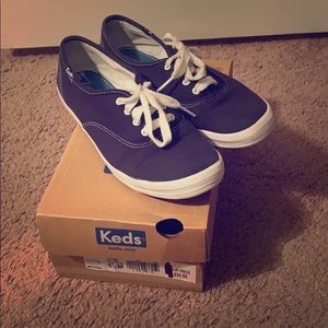 Navy keds